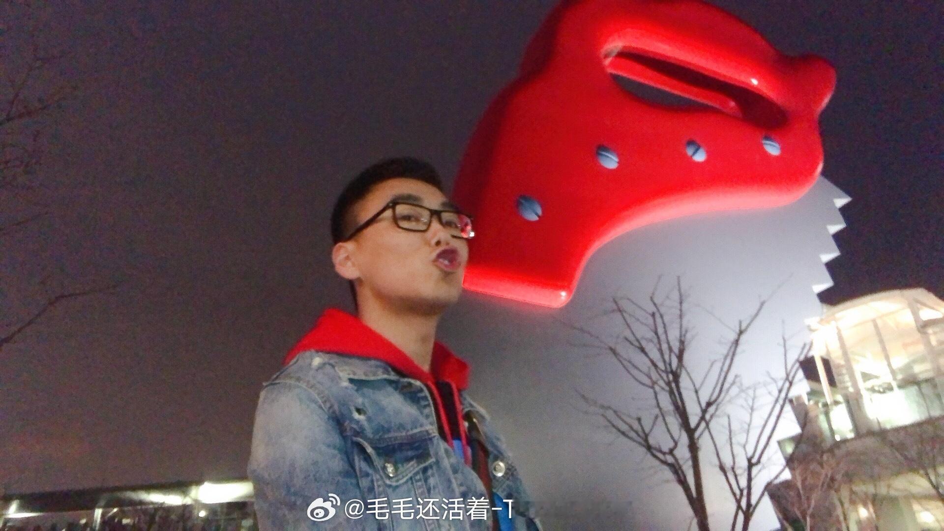 有时候刷抖音小红书，很多人不知人间疾苦。他们都不知道很多人都没有手机，大学之前没