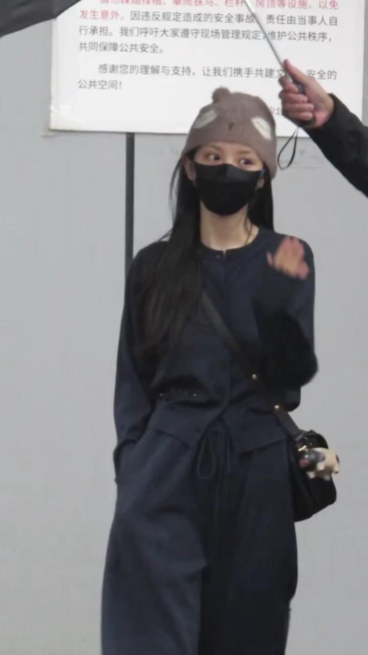 看着酷酷的实则是带着可爱小猪挂件的曦薇宝宝🥺上车后还小猫敬礼啦🫡田曦薇带着小