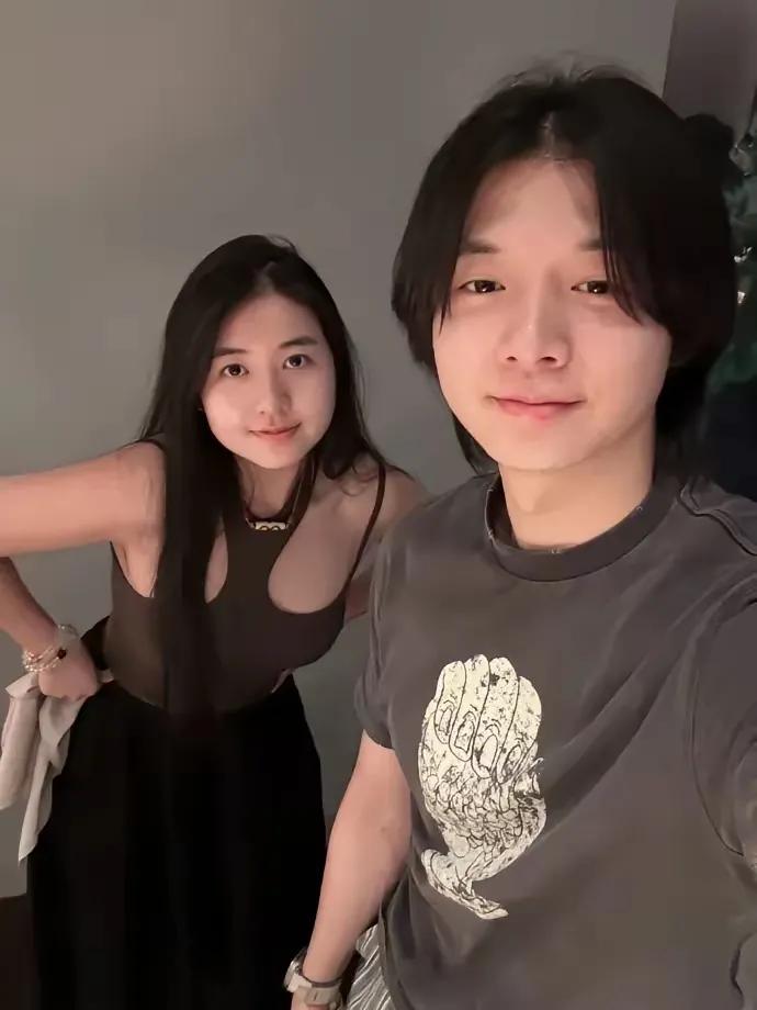 这是霍尊同父异母的妹妹。
也就是说是歌手火风和现在妻子所生的女儿，小姑娘多才多艺