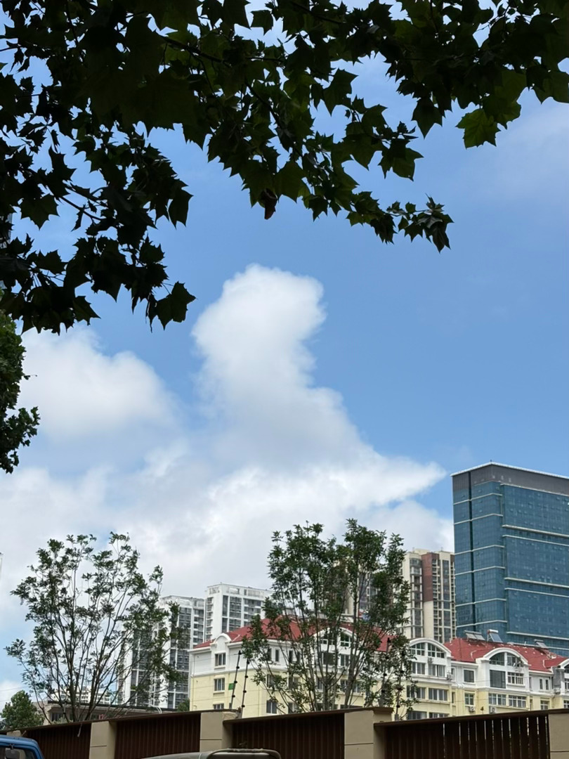 今日份的蓝天白云 