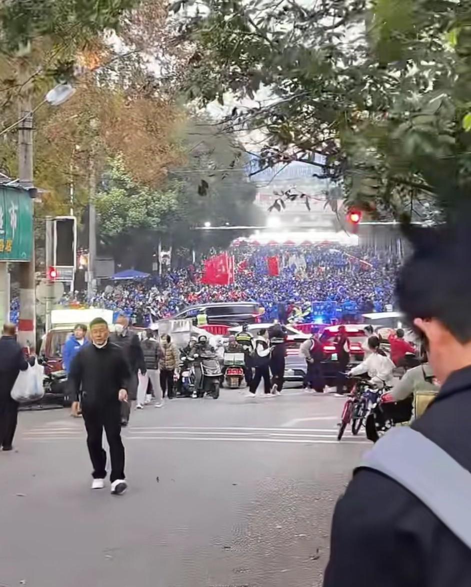 永州球迷攻陷长沙，这该咋整啊，长沙交警压力巨大啊！
据说这次到长沙为永州队助阵的