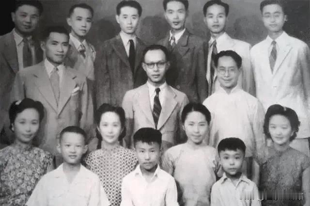 合肥张家的一张珍贵合影，第二排四个女儿：张元和、张允和、张兆和、张充和，最后排六