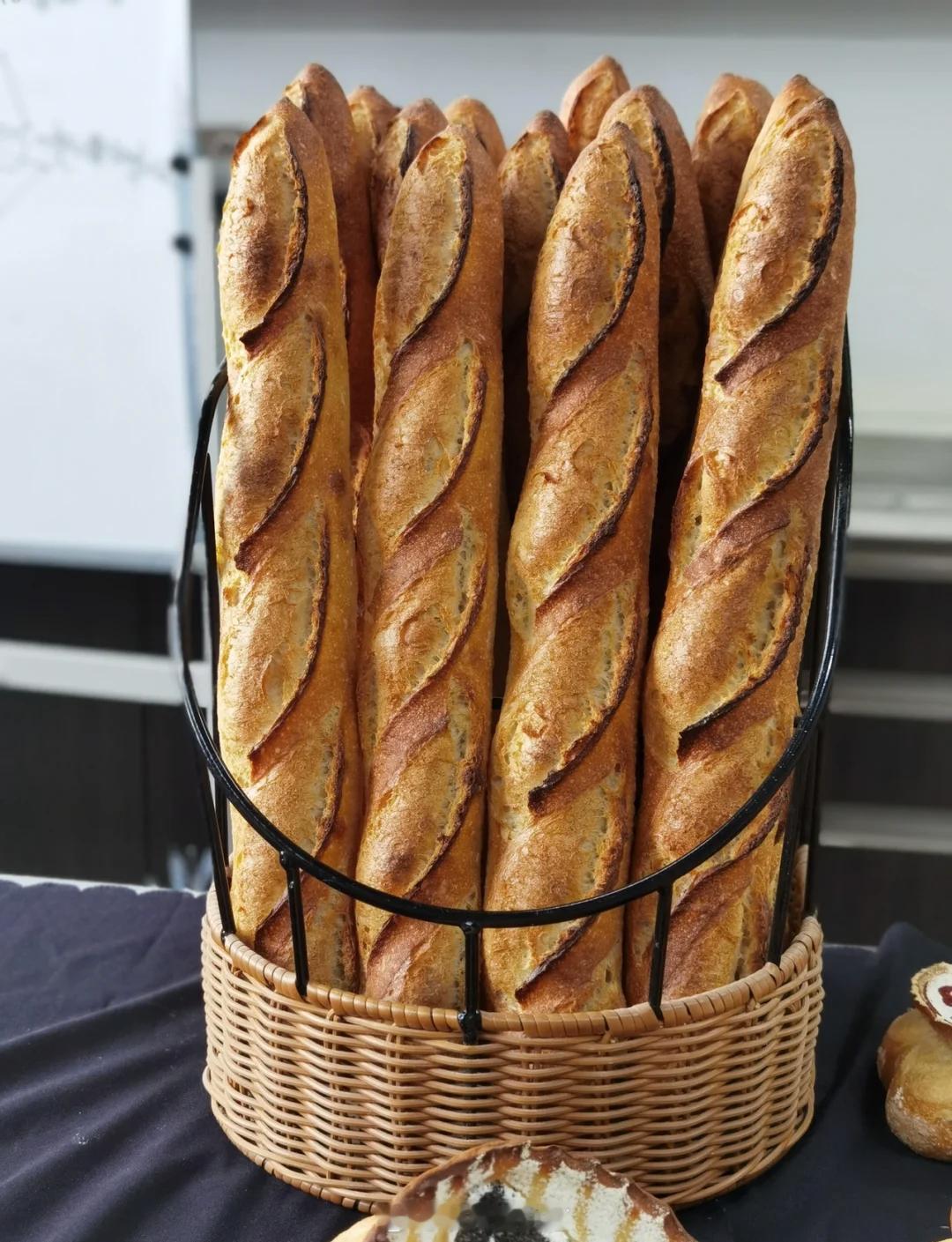 看到清华那位劳东燕教授，还有她背后那一串“法棍”，如赵宏、罗翔之流的言论，真觉得