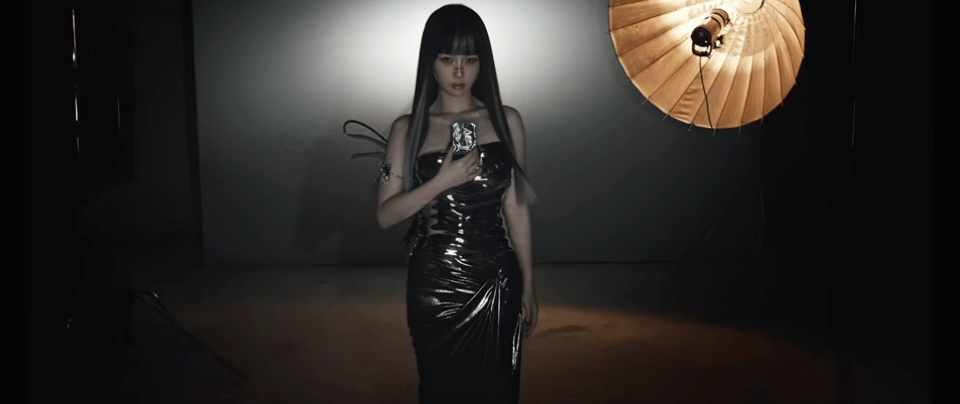 新短片释出四组风格迥异的造型：复古名伶、炽烈红发、羽翼天使、金属翅膀，层层递进展