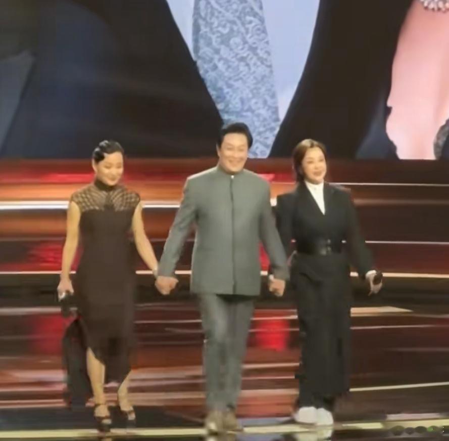 电影《小花》上映46周年了，当年的三位主演唐国强、刘晓庆、陈冲再度同框，令人唏嘘