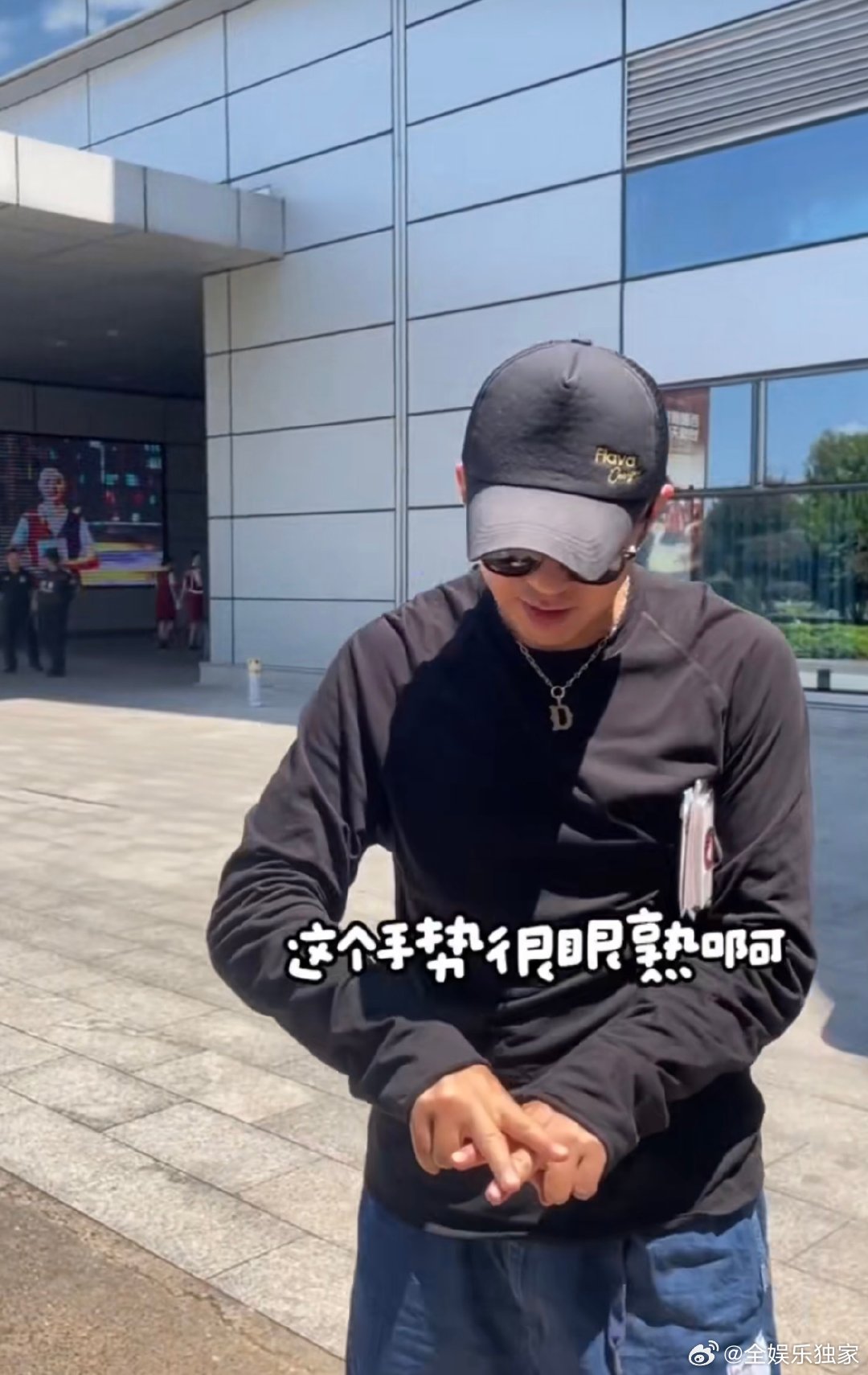 邓超 你们是狗仔吗 谁还没被邓超宠粉的样子可爱到！签完名先扮小猫再扮小狗，满满诚