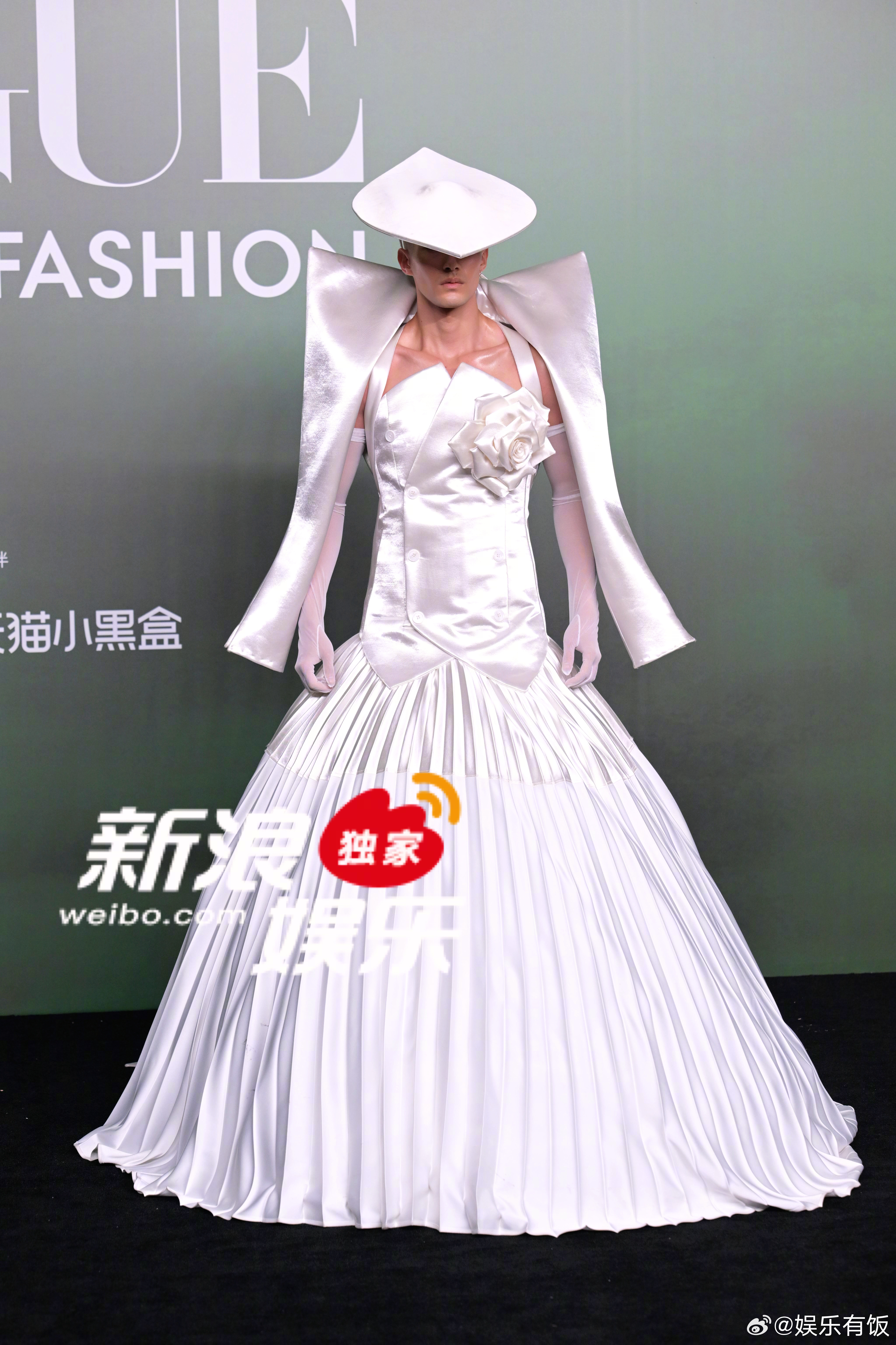 米卡穿婚纱走红毯 亮相vogue红毯，这个米卡太时尚了~ VOGUE时尚之力盛会