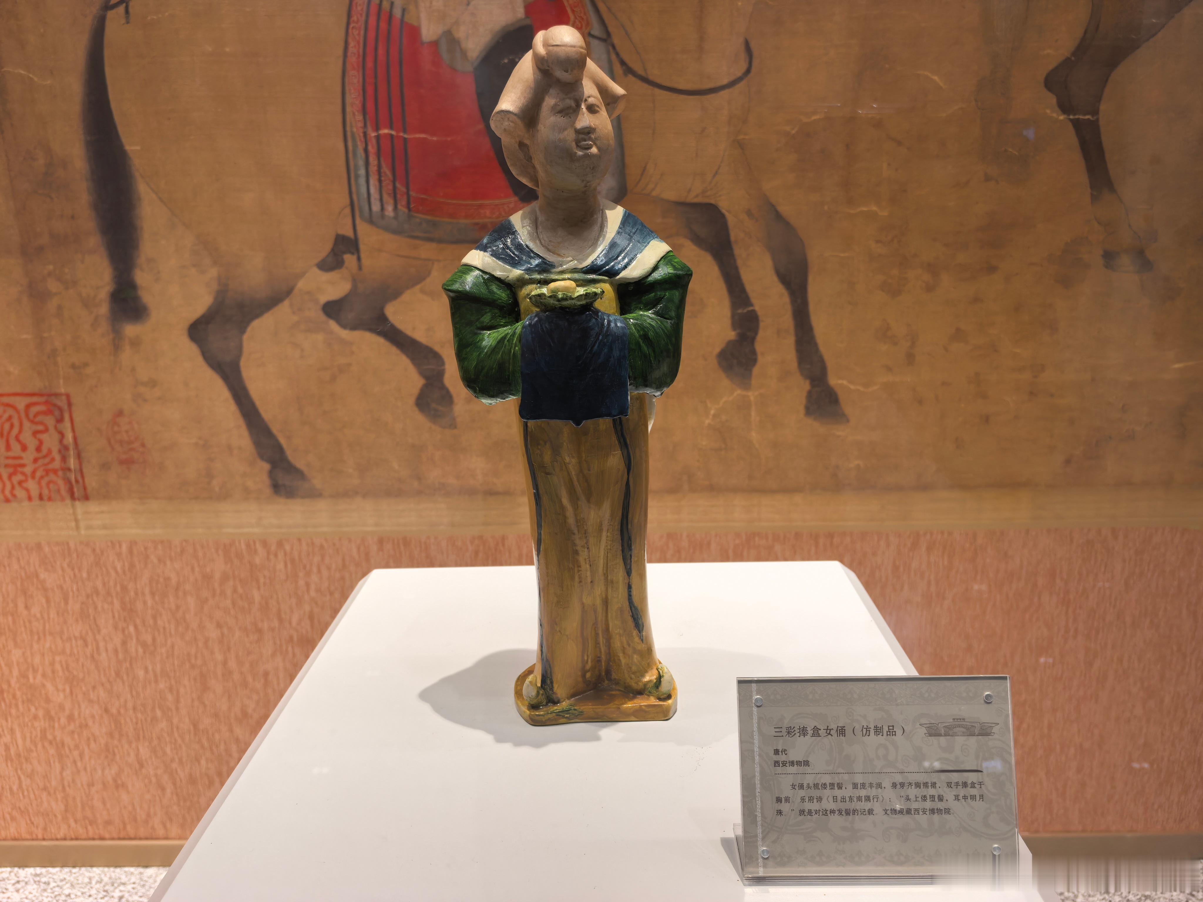 生活手记 西安东站里的文物诗文/王纪云（新韵）原存博物馆，东站展新容。仿品存真趣