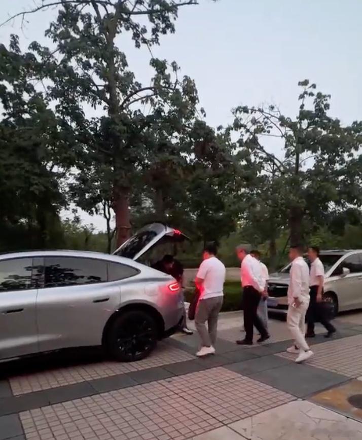 汽车圈关注度拉满，尹同跃与余承东深圳面对面交流，期待双方合作再上新台阶尹同跃和余