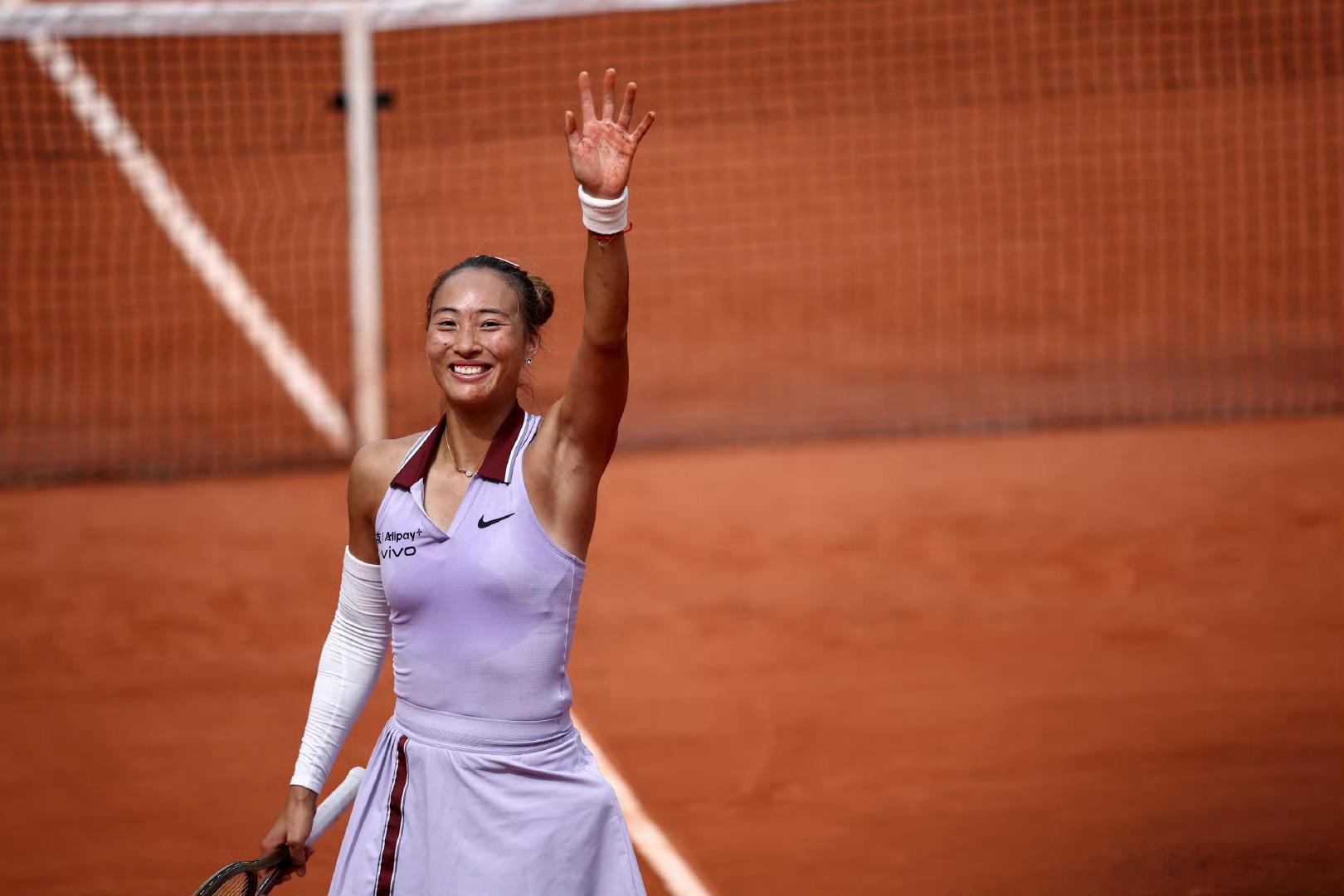 郑钦文法网对阵萨巴伦卡 🎾法网女单第四轮，萨巴伦卡7-5、6-3战胜阿尼西莫娃