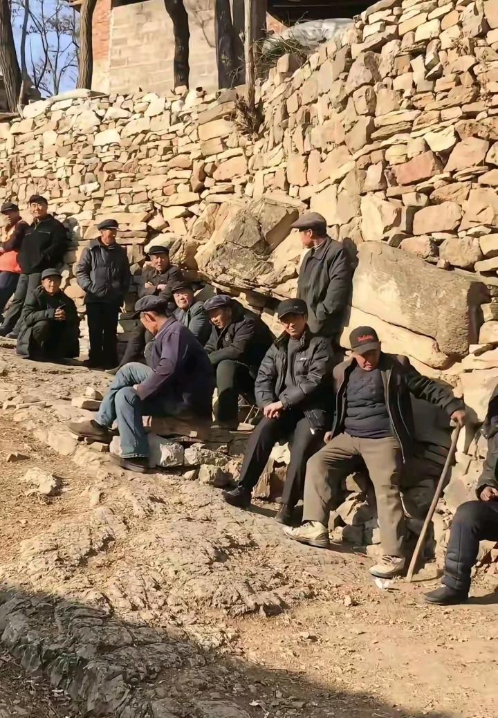 年少都是俊儿郎，
如今老矣背靠墙，
心中装满回忆事，
………？

上联：年老多回