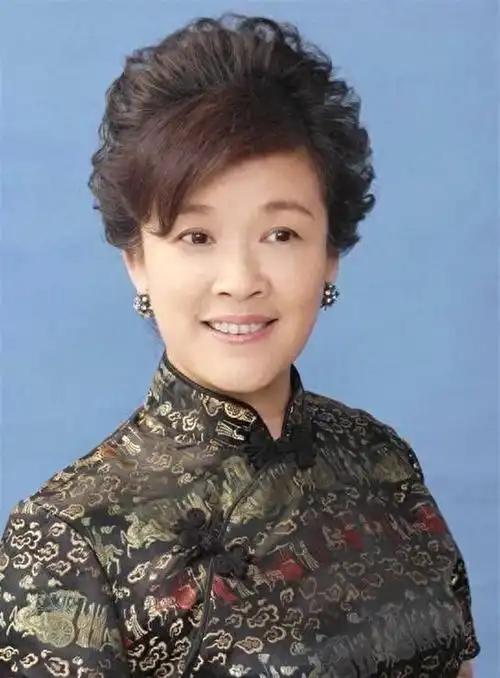 2012年春天的一个下午，邓婕拎着点心推开宋春丽家的门，客厅里的景象让她差点以为