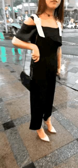 美女口袋拿出来的刀，刚开始时表情确实是有点吓人。