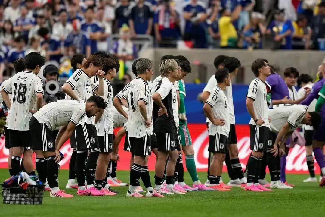 日本队获17亿日元奖金日本连吞两弹1-2遭巴西逆转绝杀，止步世界杯32强。据日本