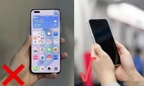 【女子用小拇指托手机关节严重变形】大家有没有仔细观察过，自己拿手机的姿势？是用整
