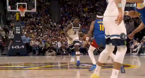 华子怒了：这球吹我犯规？换成詹姆斯呢？
图1：约翰逊根本没起跳，华子这护球动作也