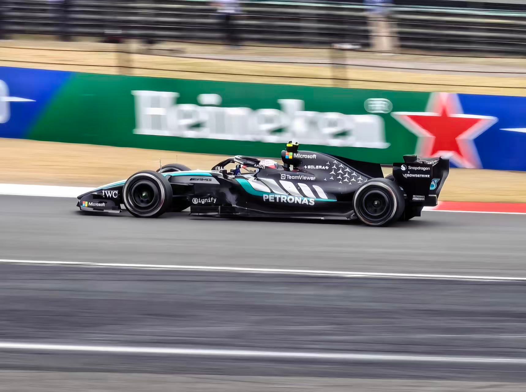 上海F1赛车现场打卡，铺天盖地的音浪让人热血沸腾！在梅赛德斯奔驰车队，清晰看到了