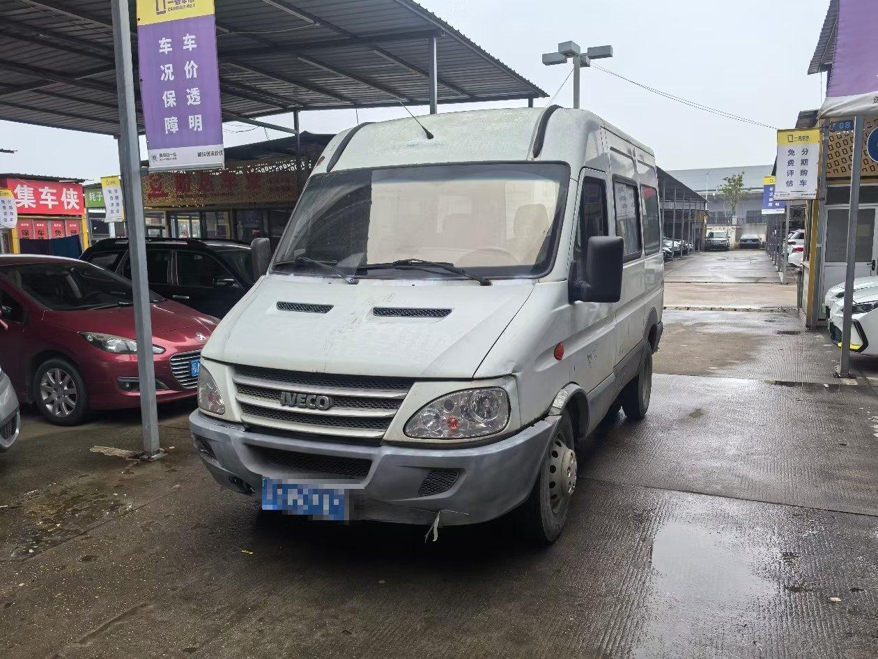 拿下16年依维柯高顶2.5T柴油大五座，年审刚做到2027年3月，保险到2026