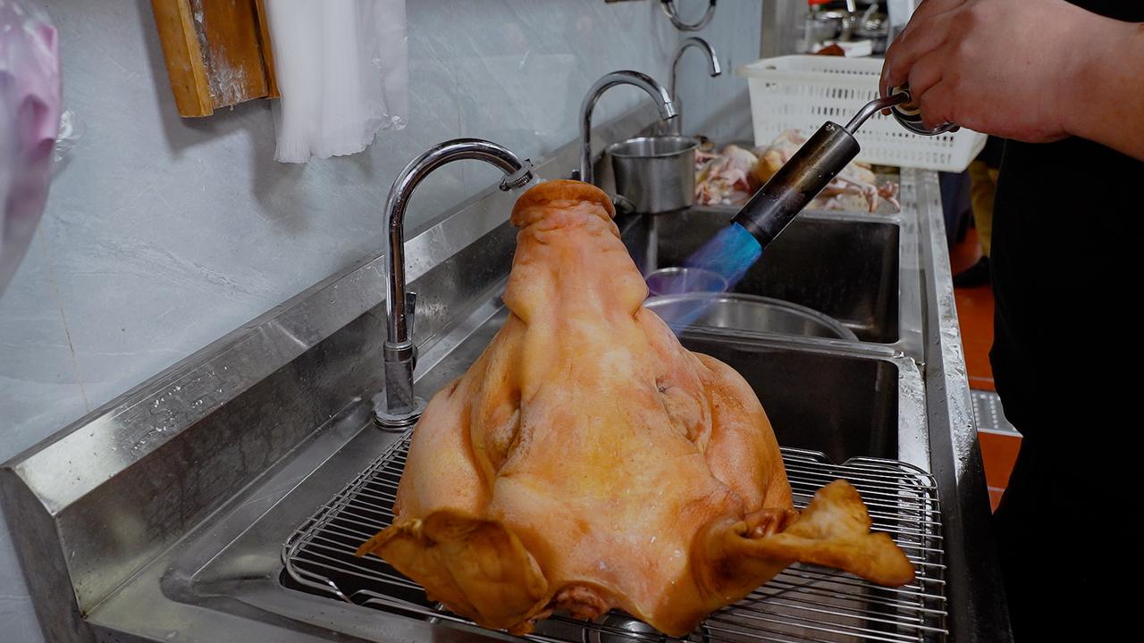 要做出地道的焖子，过程极其繁琐。一位有着二十多年经验的大厨，一天最多也只能精心制