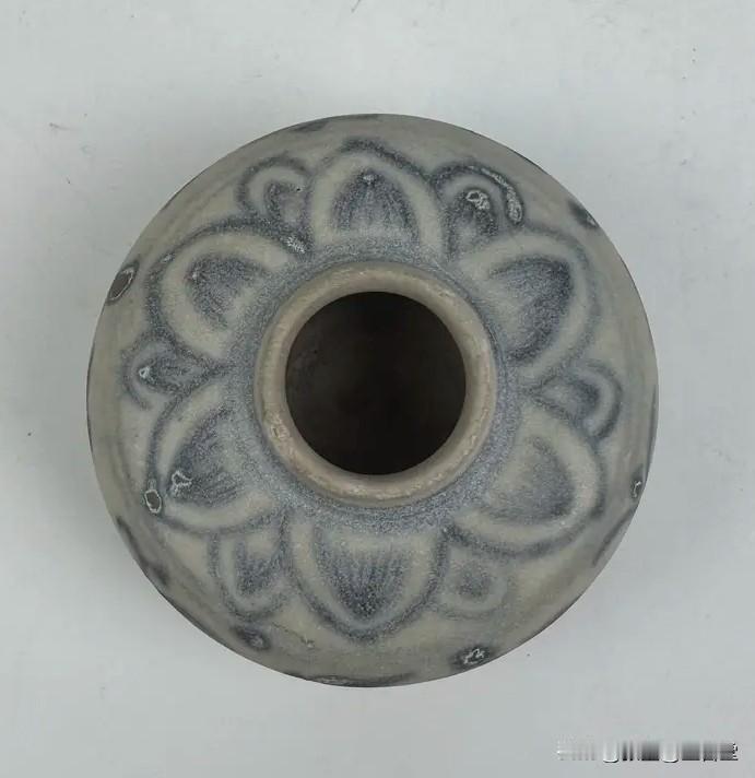 在收藏界，若有人拥有一件永宣时期的青花瓷器，定会博得众人赞誉。当然，这是建立在藏