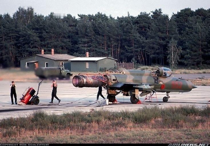 这是当年德国空军在测试飞机发动机。

直到1990年，东德的空军还在用米格21这