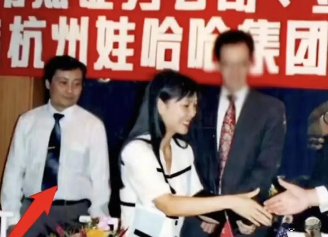 我看了百度百科宗馥莉妈妈好像一直没有在集团总部里任职，一直在各种边缘的公司，而且
