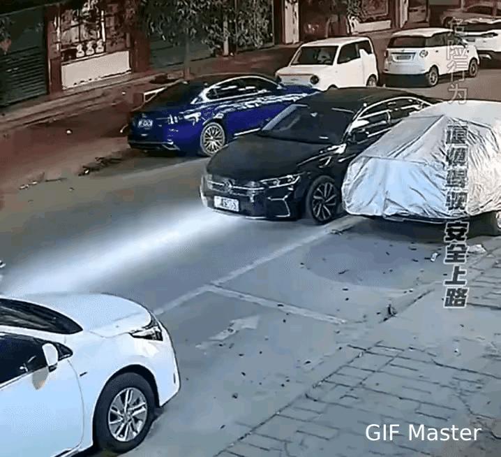 三轮车也真是的，撞完别跑啊，赶紧报警，交警来了不仅不能罚你们的款，还会让黑车赔偿