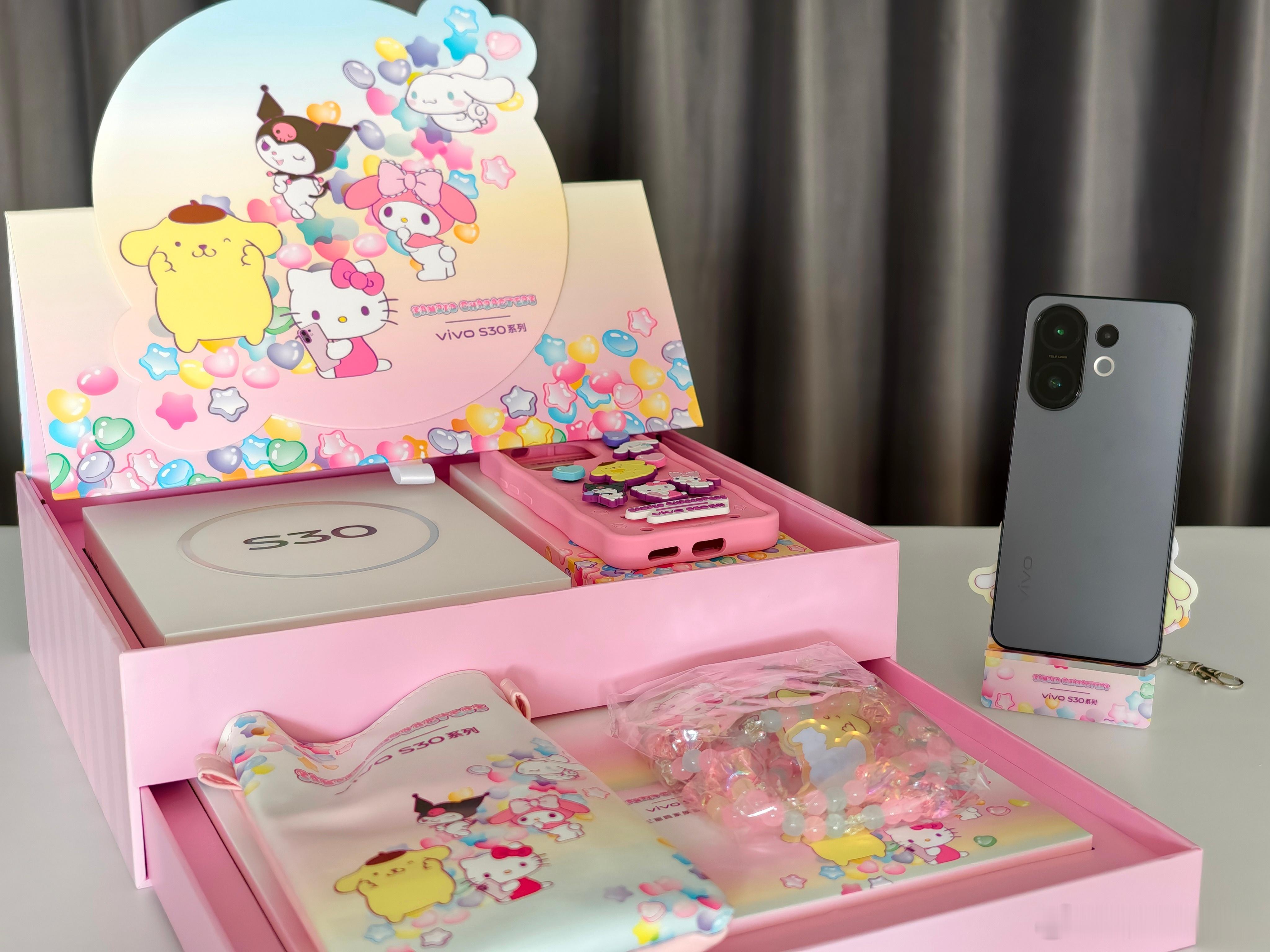 vivo S30系列与三丽鸥家族的联名礼盒好可爱，Hello Kitty、美乐蒂