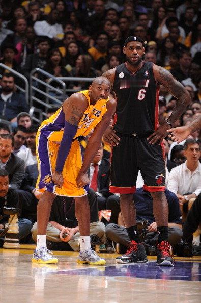 问：为什么把球衣刁在嘴巴里？科比：为了补充水分。 