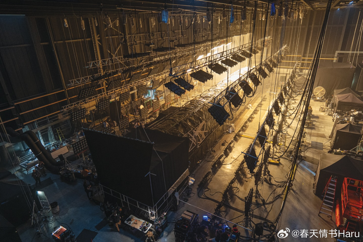 再分享一段《挽救计划》中极其震撼的实拍幕后电影中高斯林和洛基的飞船连接通道，为了