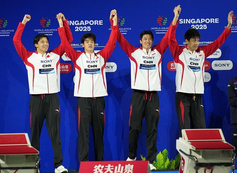 男子4X200自接中国队银牌“亚洲纪录对我们来说，也是非常振奋人心的一件事，而且