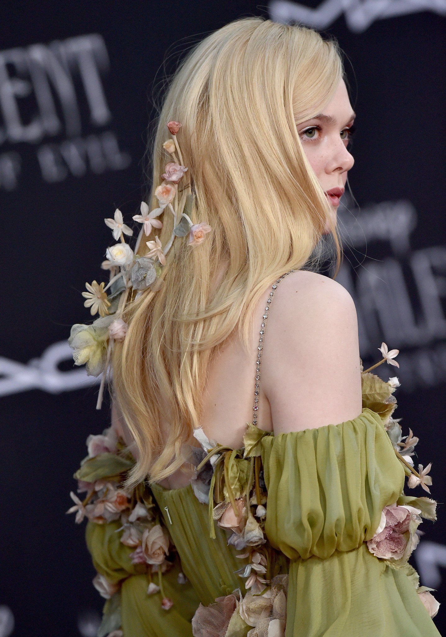 Elle Fanning 除了2019年戛纳电影节花仙子造型之外，还有三次发饰盘