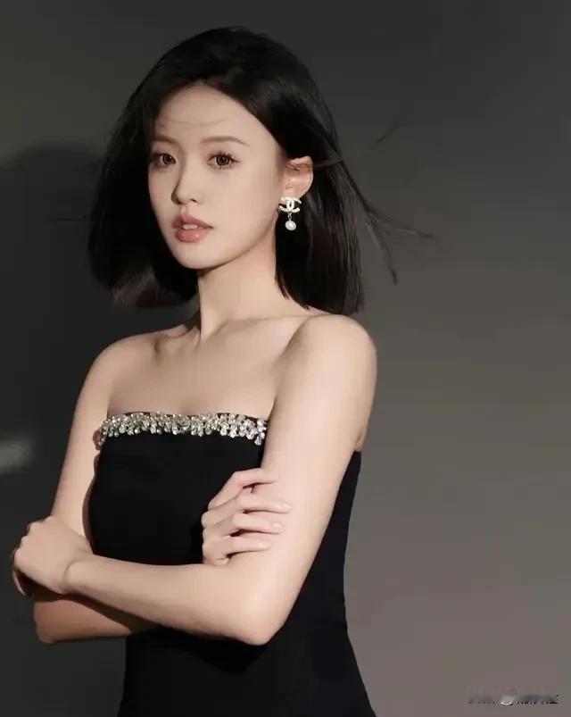 
胸藏翰墨虚若谷，
腹有诗书气自华。
最是书香能致远。