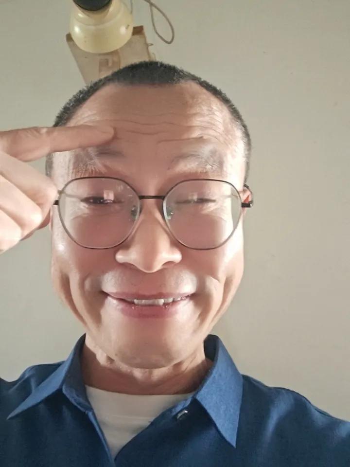 上联：冬去千山秀，诚邀下联人长皱纹深
