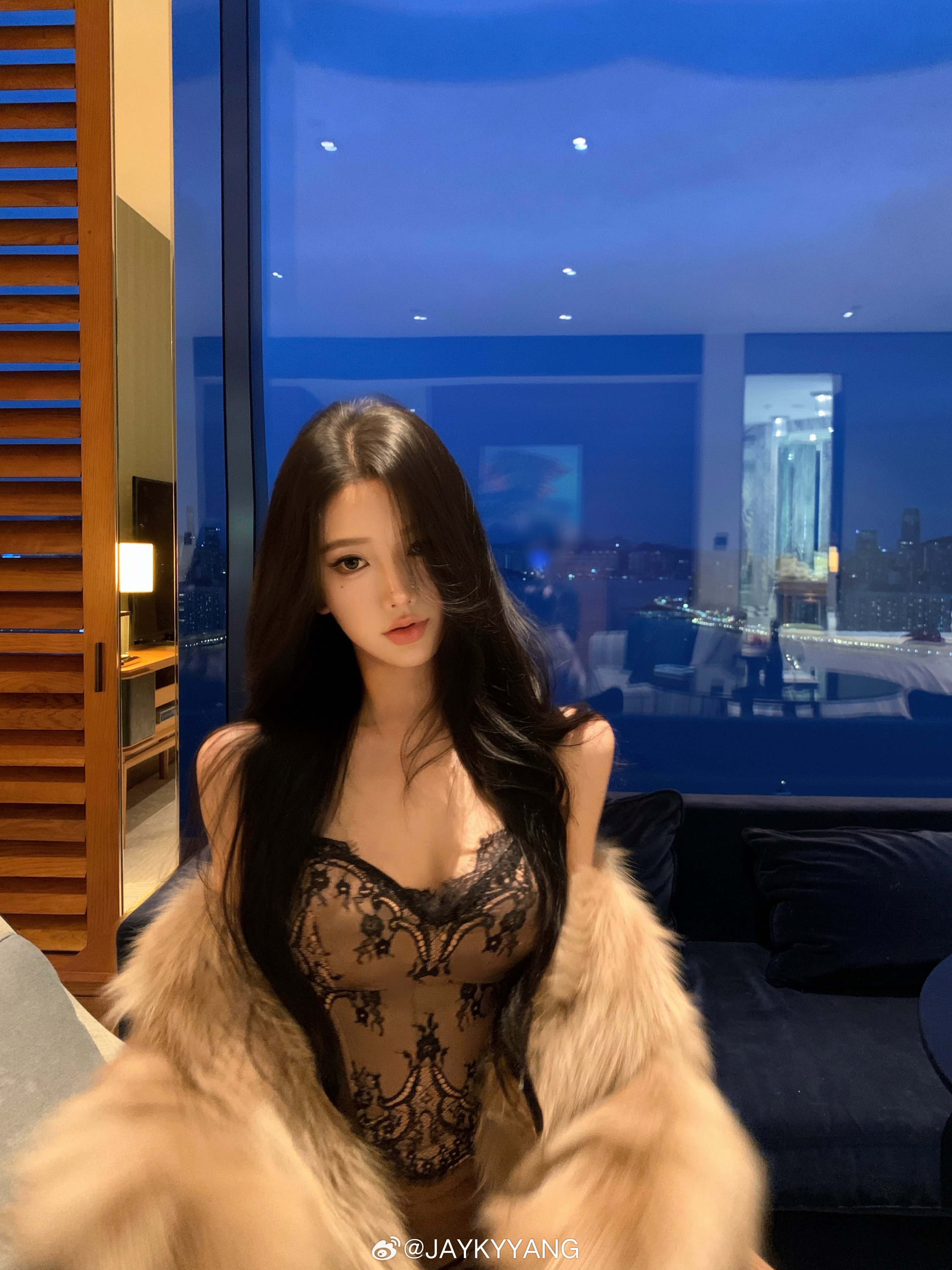 我看看是谁又看上这件蕾丝内搭了👀 ​​​