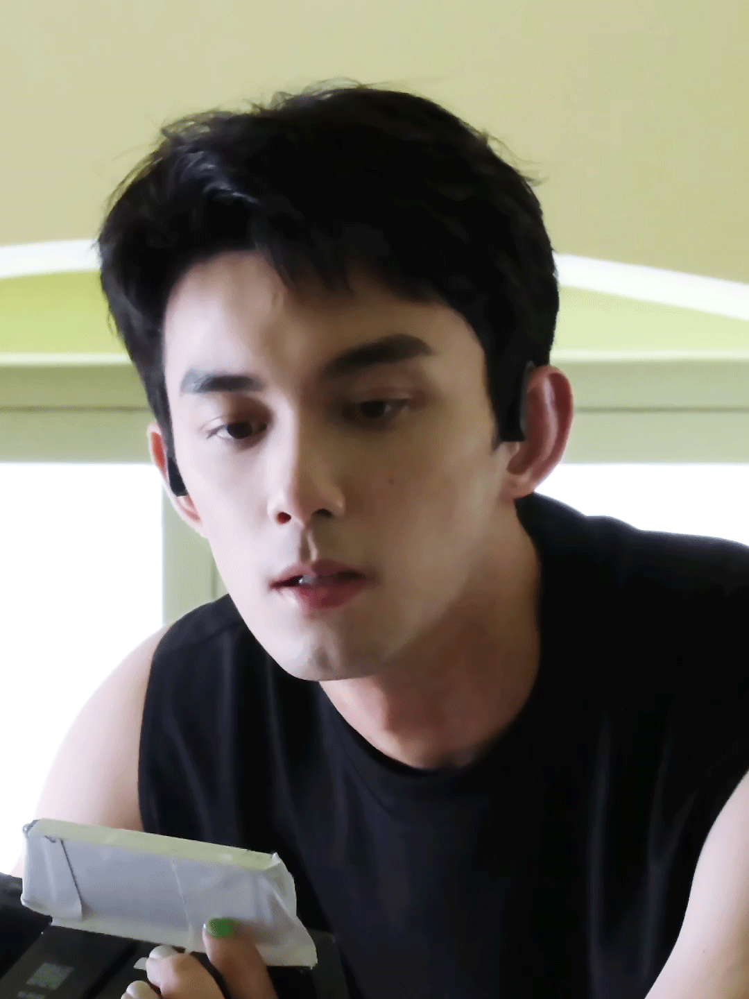 吴磊正在御剑飞往海口的路上 吴磊在星光大赏中的AnotherME舞台物料简直就是