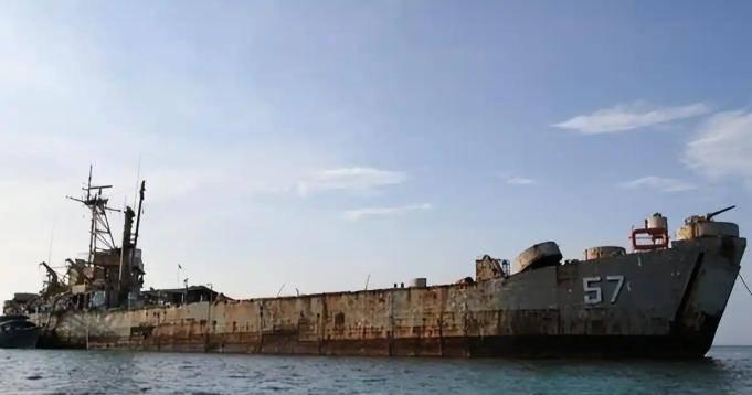 7 月 18 日，仁爱礁海域风浪增大，解放军大型远洋拖船抵达指定海域就位。
 