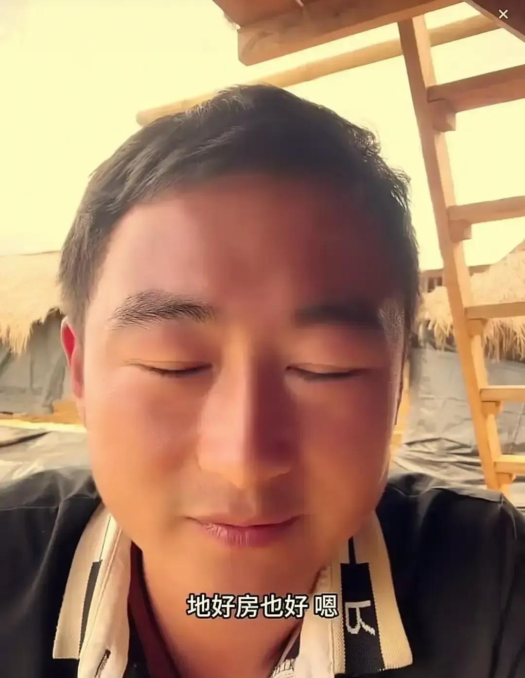 木工在直播间一句“钱不能给她管”，弹幕瞬间炸锅。
网友翻出他近半年对大嘴翻白眼、