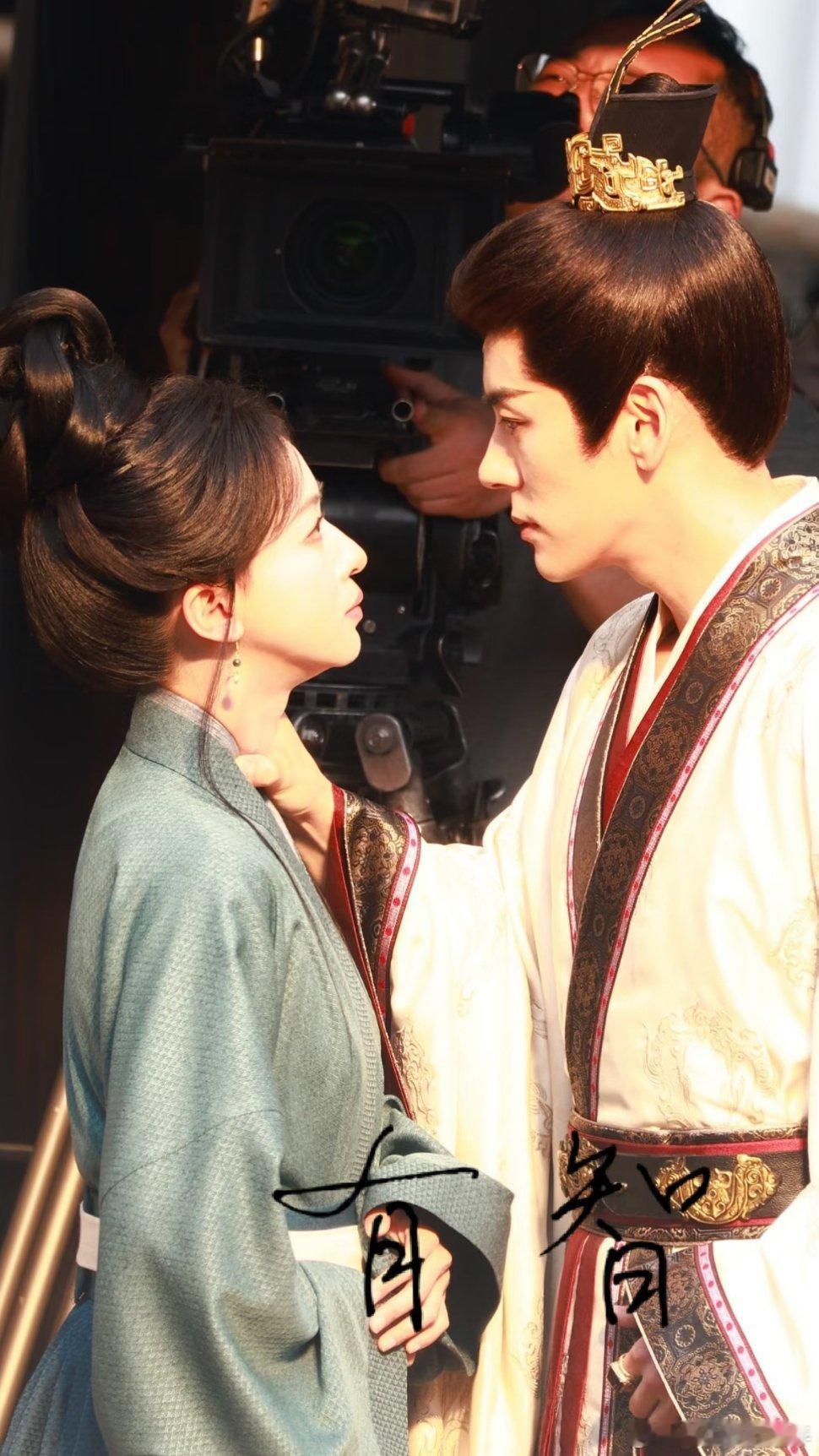 吴谨言魏哲鸣强制爱吴谨言魏哲鸣怎么开机第一天就演强制爱了哈哈哈，好一个纯恨cp吴