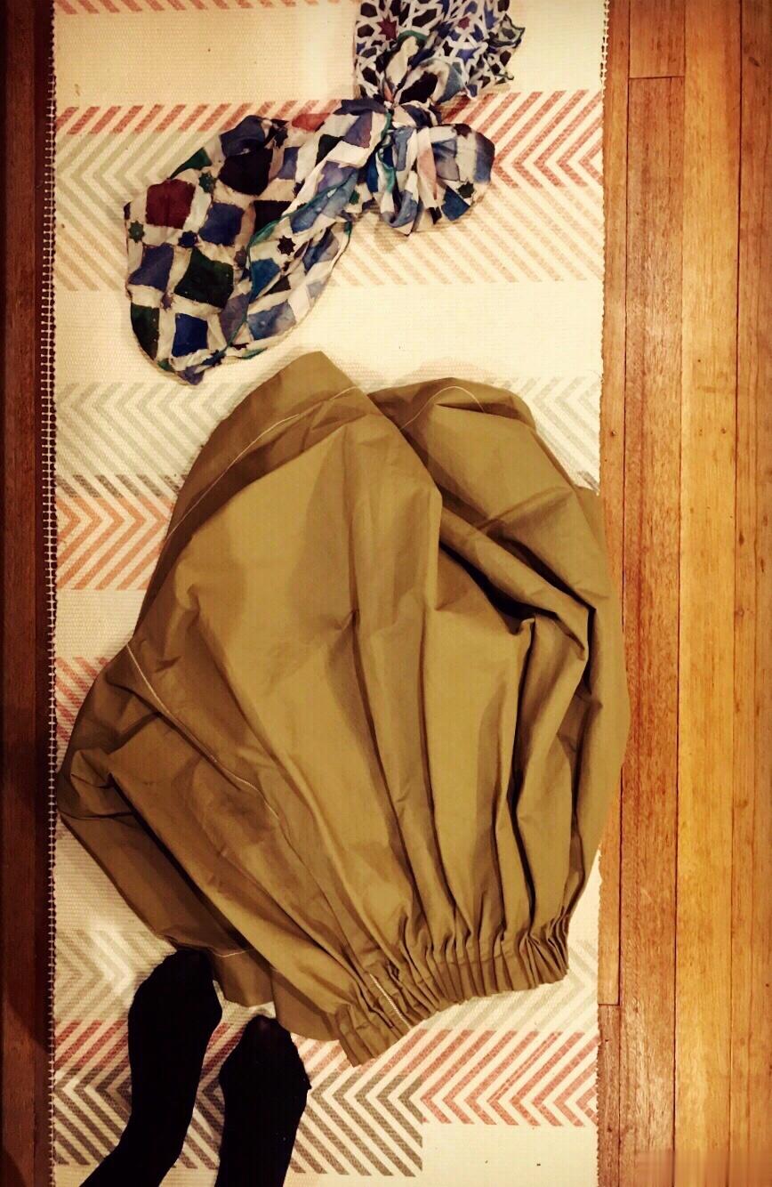 被子换了羽绒，垫子是厚厚的新棉花胎；浴巾也换了肥白的厚毛巾；羊毛沙发罩子铺好；冬