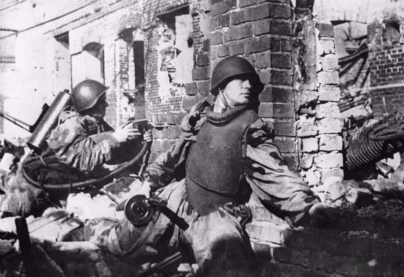 1943年9月4日。第1突击工程队（突击工兵旅）准备攻打一座建筑。红军士兵穿着S
