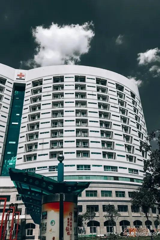 开心一刻：

老妇不无感慨：
现在医学检查真够发达的！记的年轻时去医院，他们无一