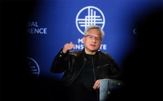 黄仁勋下定决心彻底不装了！既然中国不购买美国英伟达H200芯片，他就在美国峰会上