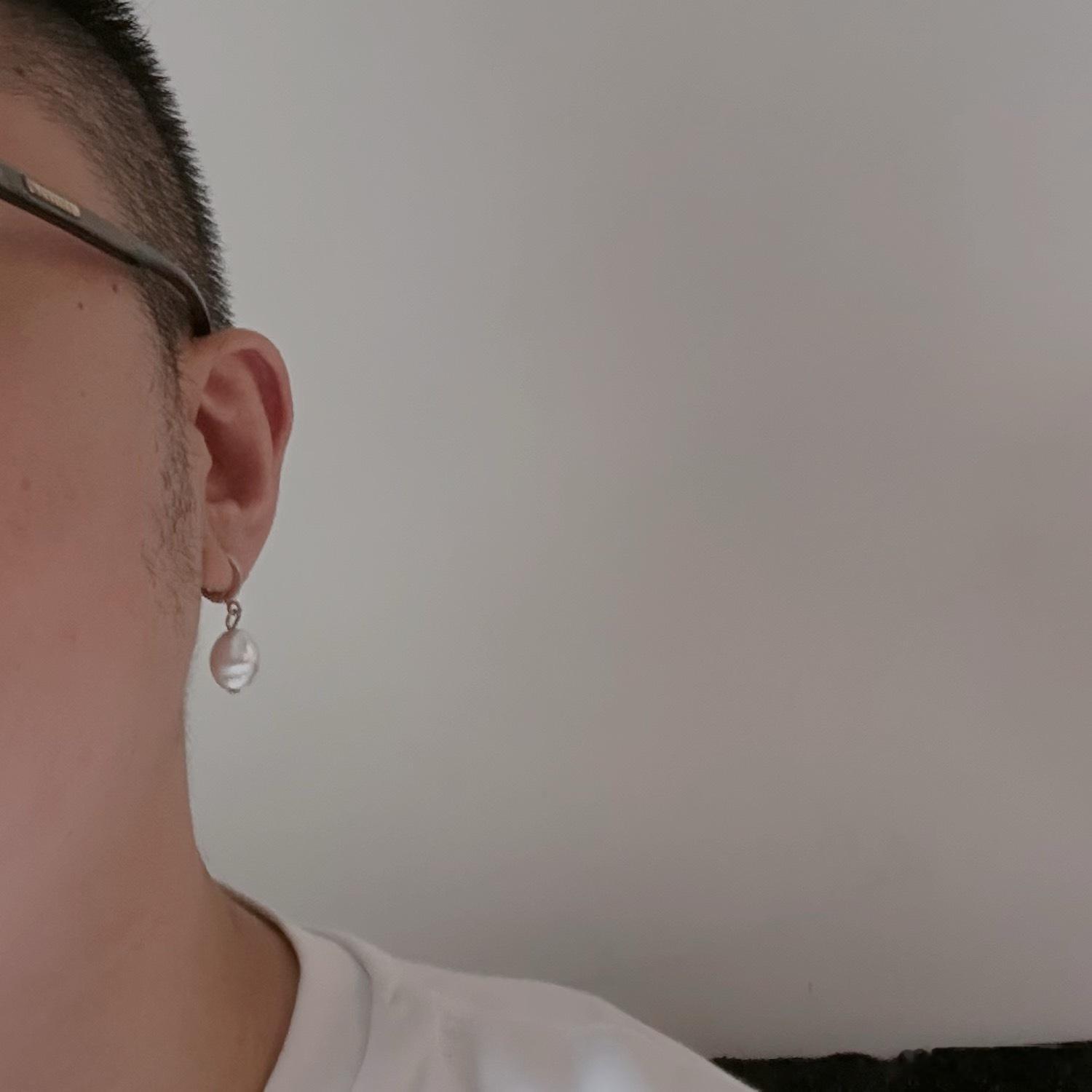 直播开始戴耳饰，我就在抖音上买了很多十几二十块钱的每天换着戴。我朋友说你可以看看