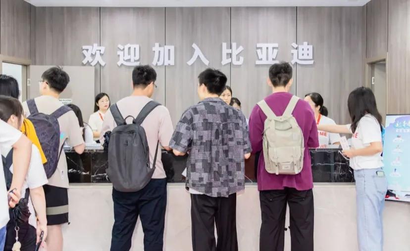 突然好想去比亚迪。
比亚迪工龄超过15年的人不在少数。他们共享相似的人生轨迹:大