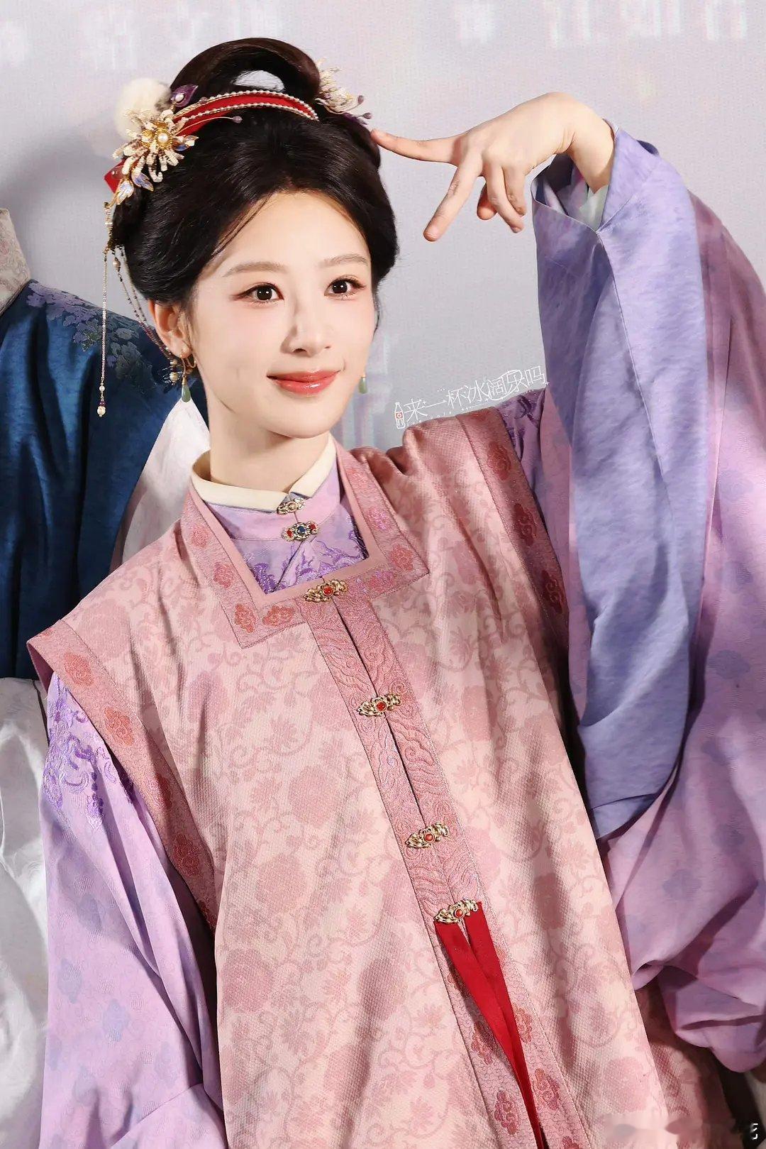 杨紫，田曦薇今日生图，谁的状态更好 