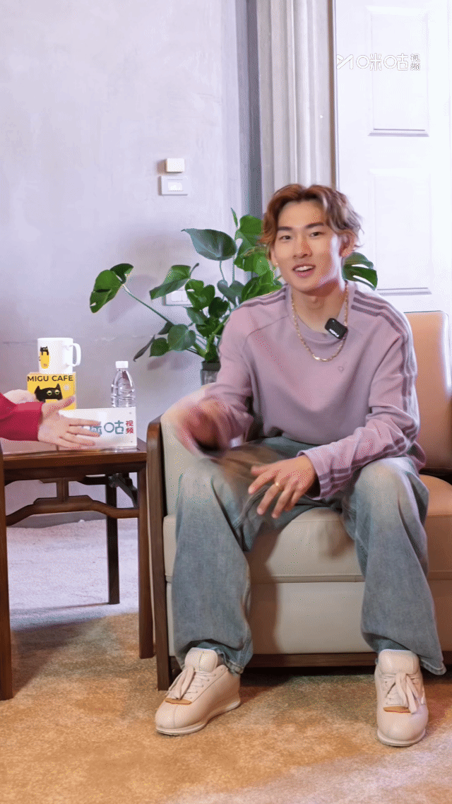 苏翊鸣休闲风直播苏翊鸣直播状态好松弛雪场上是王者，直播时是少年！紫色休闲卫衣搭配