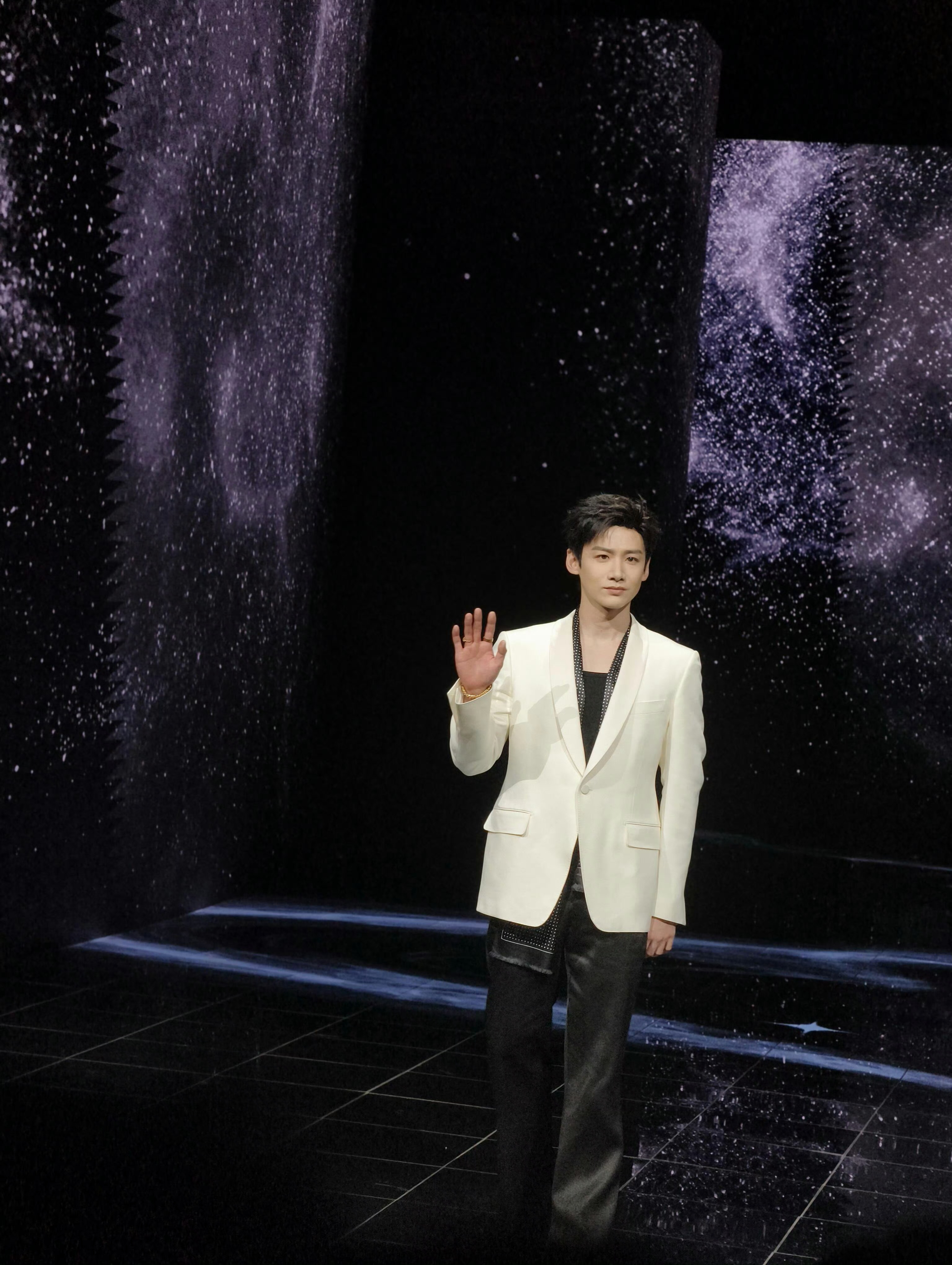 白敬亭内搭blingblingbling 是白敬亭呀！！！