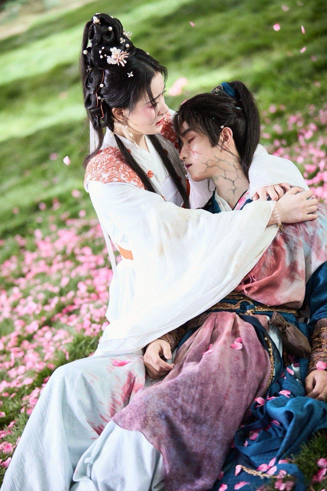 敖子逸演技撑起了超现实设定！变成蛊王后连走路姿态都带着毒物特征，那种关节僵直却爆