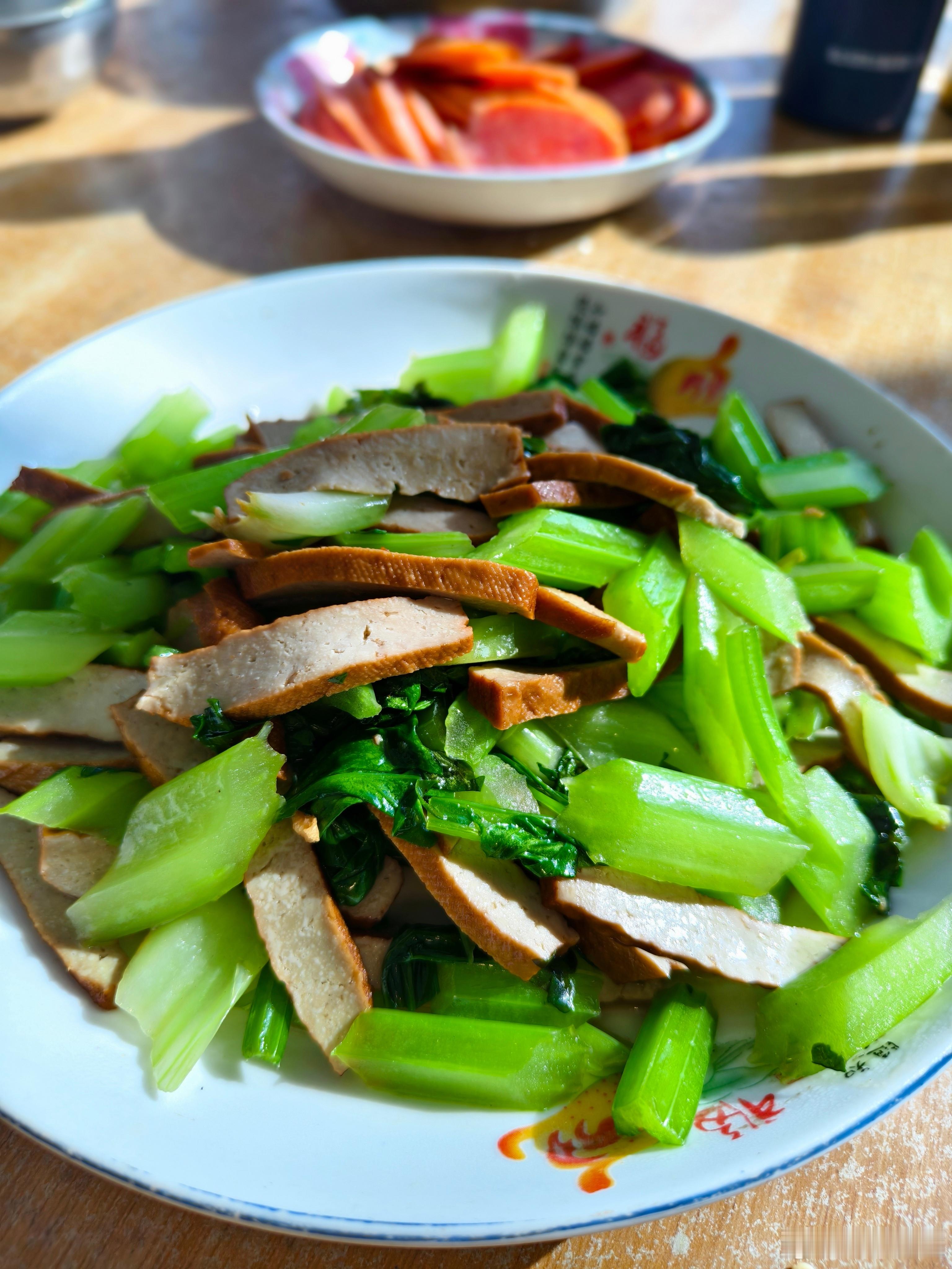 忙碌的生活也不要忘了丰富自己的菜色啊今天去赶集，溜溜达达，买了一点鸡翅尖和豆腐干